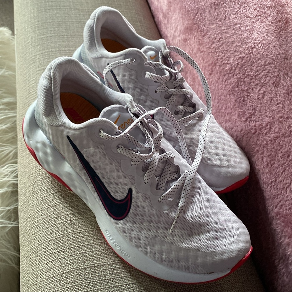 Nike - Picture 3 of 3